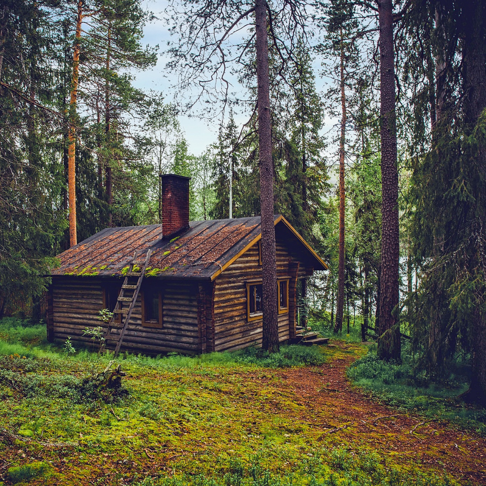 Ryhmätapahtuma luonnossa Keski-Suomessa – tuoksutyöpaja, sauna, mindfulness-harjoitus ja yhteys itseen yhteisön kautta.