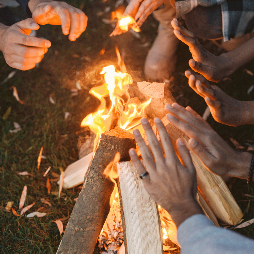 Ryhmätapahtuma luonnossa Keski-Suomessa – tuoksutyöpaja, sauna, mindfulness-harjoitus ja yhteys itseen yhteisön kautta.